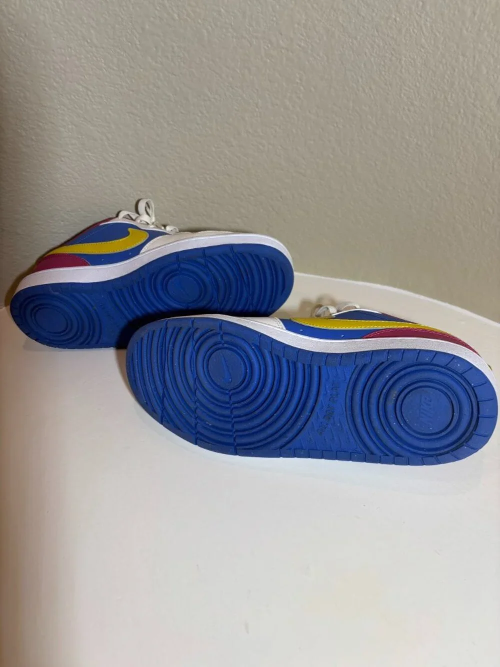 NWOT Nike White Red Blue Yellow Lace-up Athletic Tennis Shoes Size 7Y Kids - Picture 7 of 8
